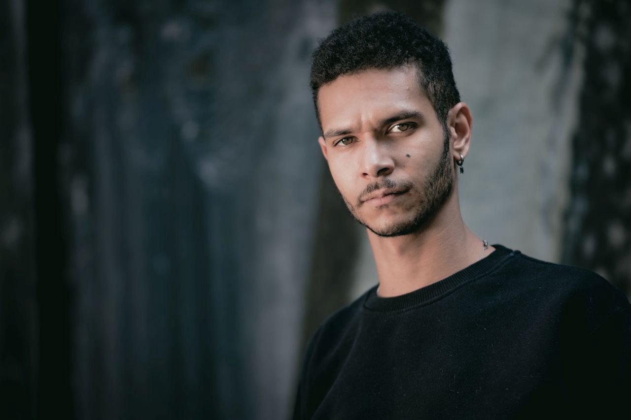 Erick Panini ci porta nel suo mondo attraverso il nuovo brano “Così vero”